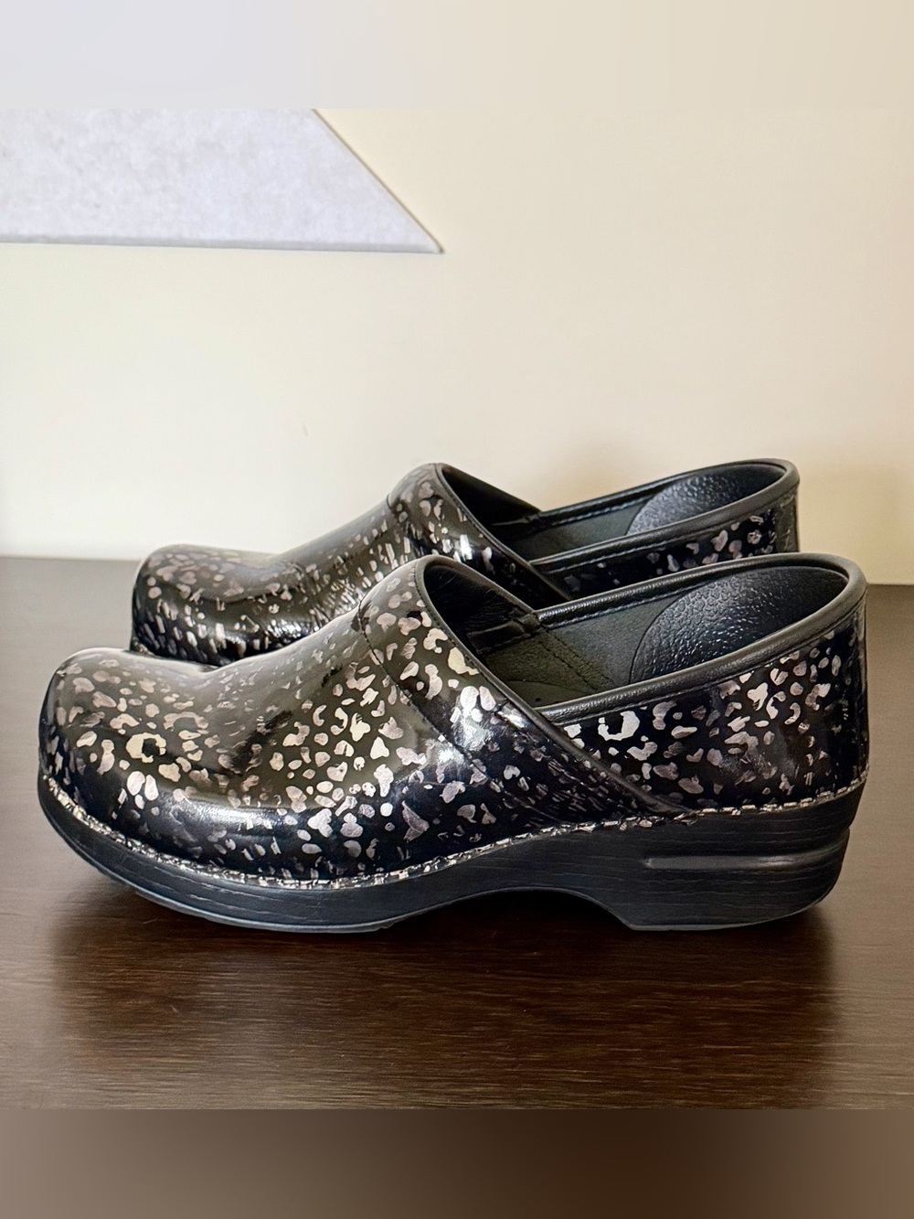 Dansko Professional Clogs Pewter Leopard Patent Leather Shoes Womens 40 9.5-10
